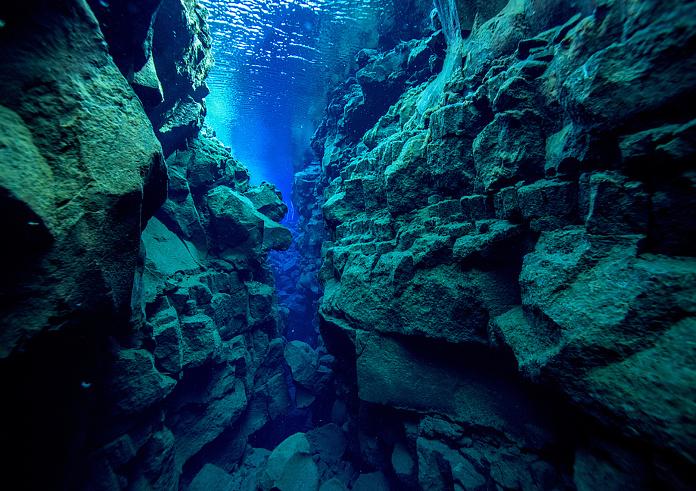 Diving between the continents. Silfra Fissure.