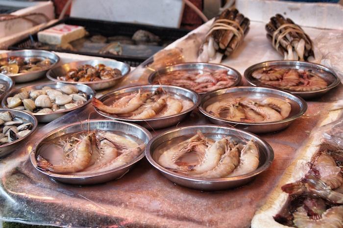 essen-in-hong-kong-fisch-auf-dem-tisch