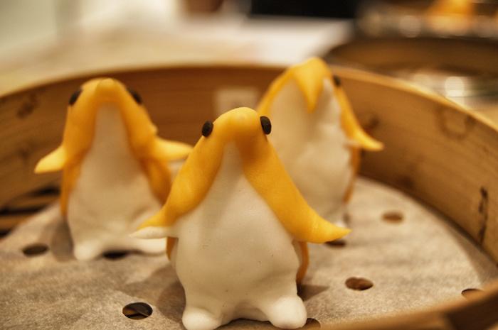 essen-in-hong-kong-pinguine-im-korb
